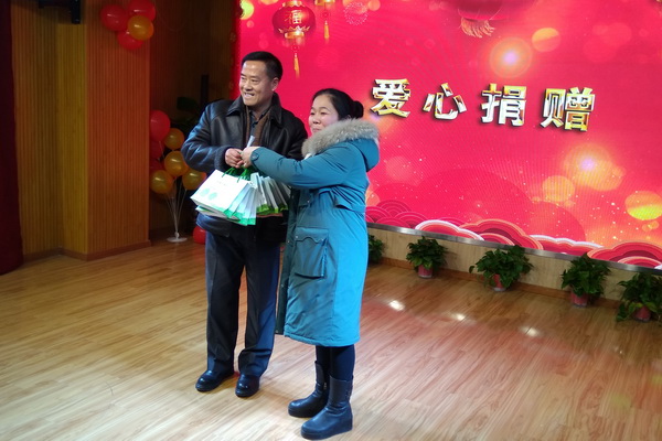 党委委员、副校长代表校党委向小桥湾社区赠书.jpg