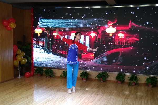 我校朱雅婷老师带来的独舞《沂蒙颂》选段.jpg