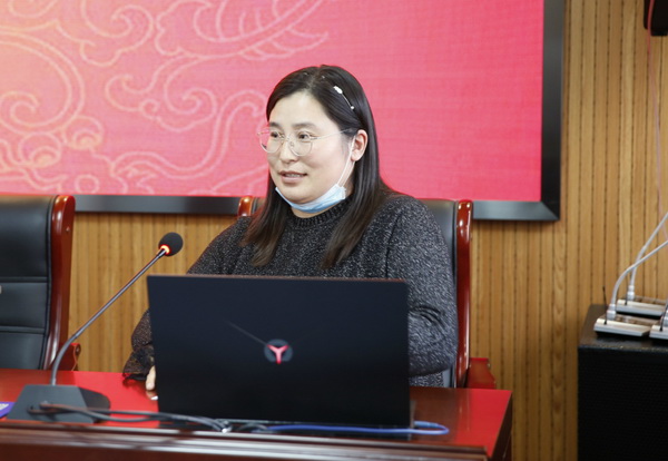 蒙古族教师花拉发言并清唱一首蒙语歌6.jpg