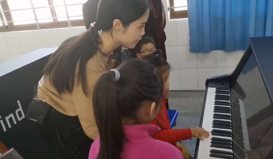 智能钢琴教学现场
