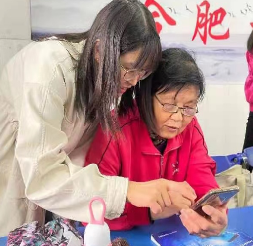 帮助老年学员答疑解惑