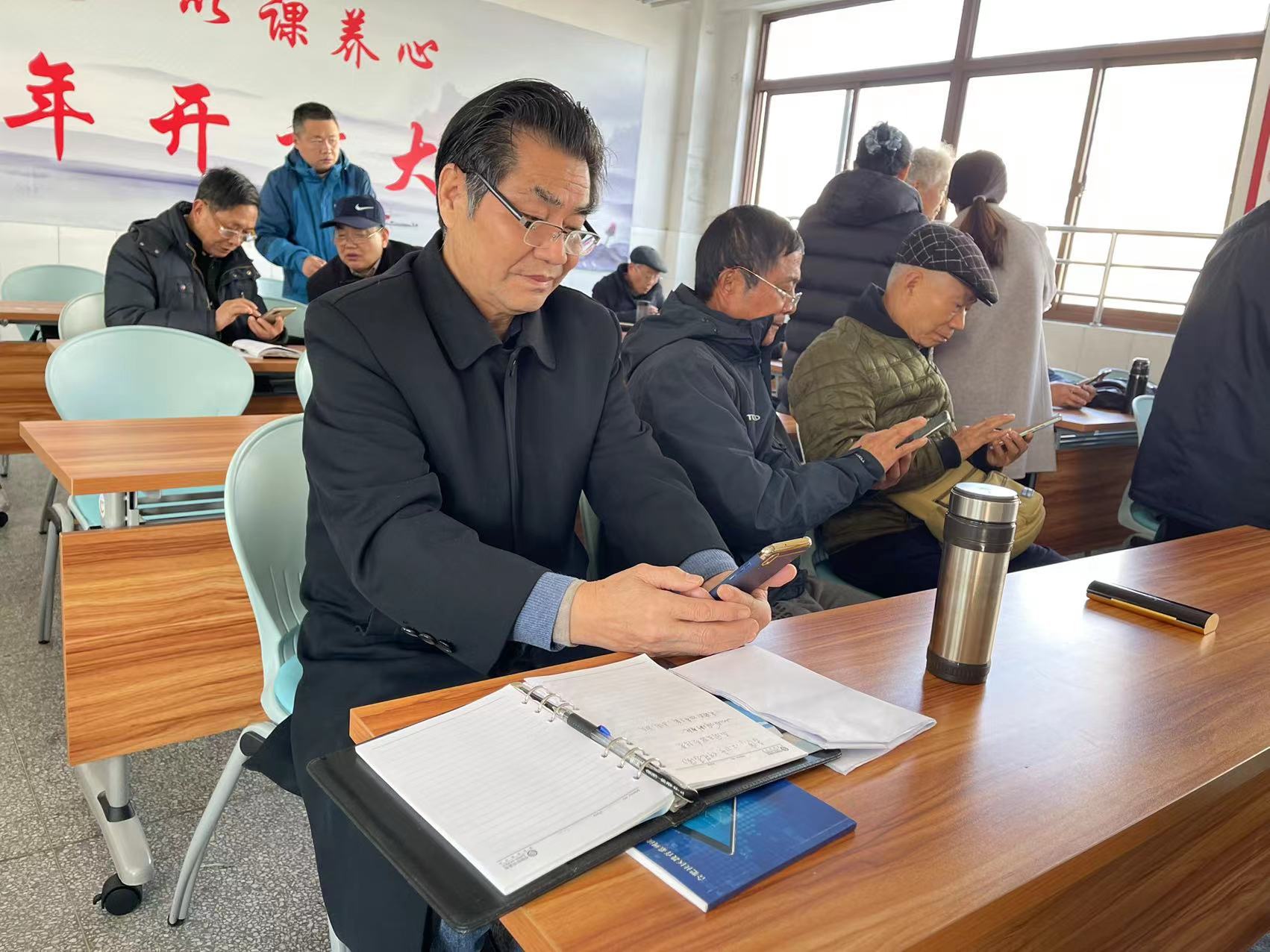 认真学习的学员们