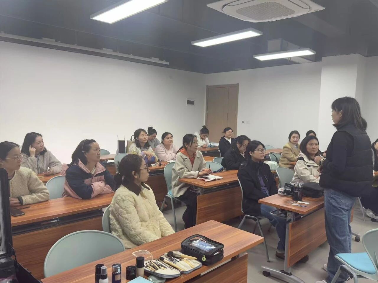 25秋化妆班上课照片.jpg